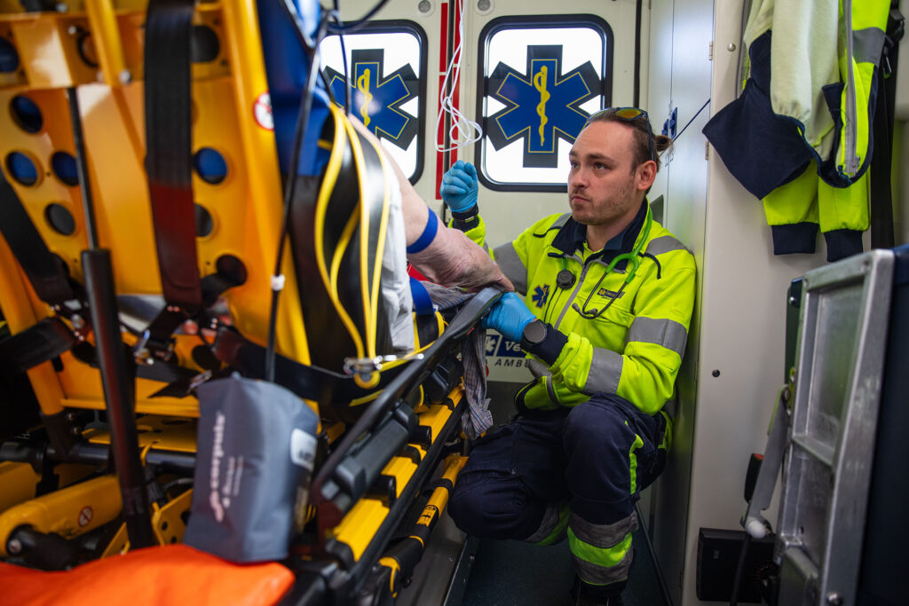Rettungssanitäter der Veritas Ambulanz bereitet die Trage im Rettungswagen vor